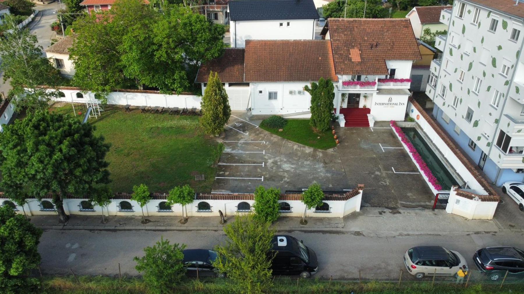 International Inn Парачин Екстериор снимка