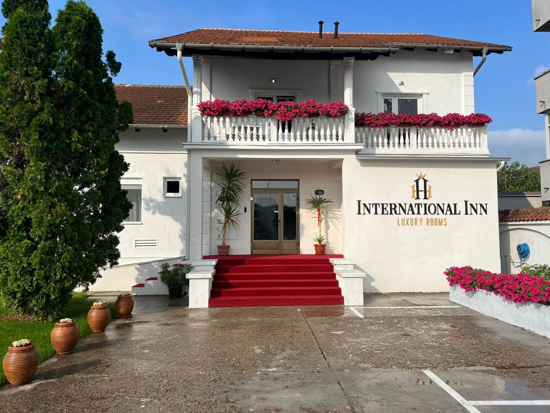 International Inn Парачин Екстериор снимка