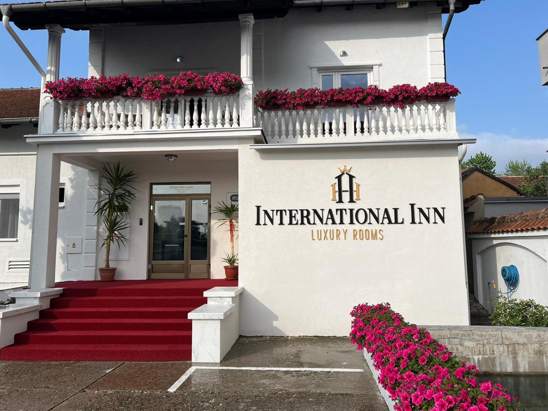 International Inn Парачин Екстериор снимка