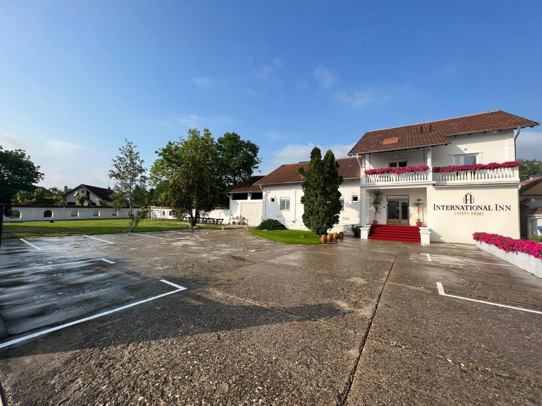 International Inn Парачин Екстериор снимка